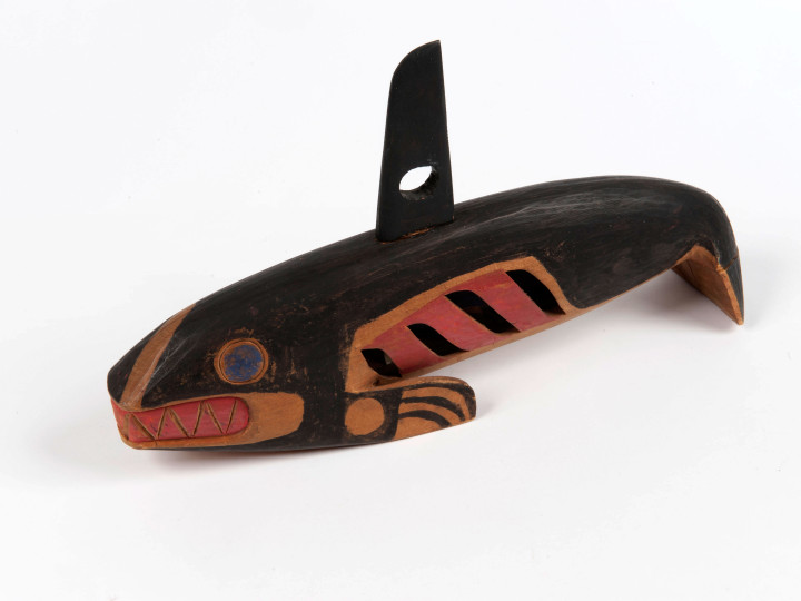 Rammelaar of amulet in de vorm van een orka. Tlingit, Sitka (Zuidoost-Alaska), 1870-1880. (RV-1225-76)