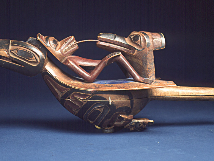 Rammelaar in de vorm van een raaf. Tlingit, Sitka (Zuidoost-Alaska), 1850-1900. (RV-3134-1) 