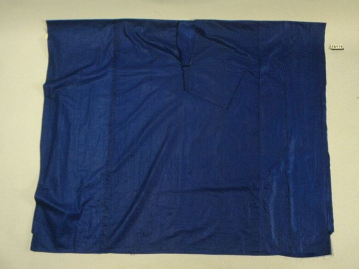  Indigo geverfde boubou uit de jaren 1950 uit Marokko, zonder patronen of borduursels. (WM-48418)