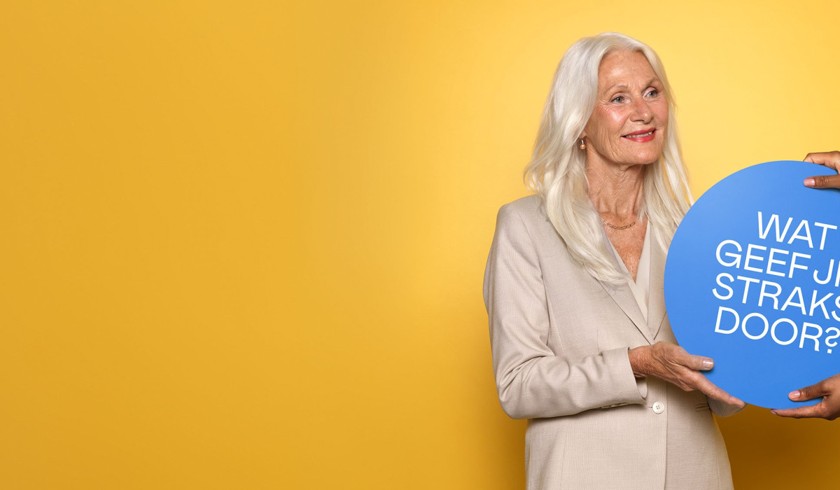 vrouw geeft een bord door als symbool van haar erfenis