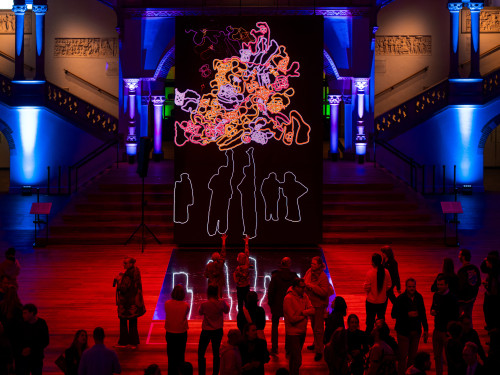 Eerste bezoekers bij Knotted - Raven Kwok © Kaka Lee