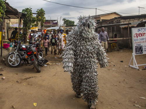 lory Sinanduku performt SANTE PUBLIC, in plastic spuiten-pak in Kinshasa, Congo. Foto Azgard Itambo.jpg