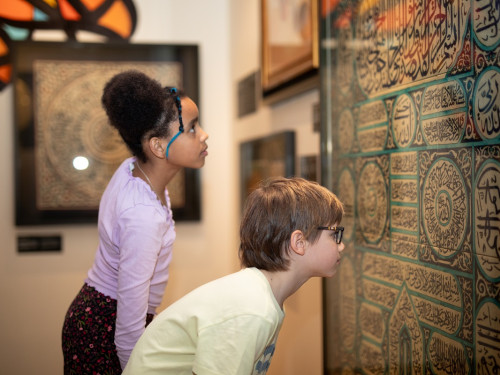 Bso kinderen op pad met de fluisteraar door de tentoonstelling Things that Matter