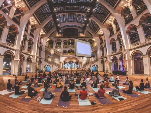 Yoga in het Tropenmuseum, gemaakt door Kirsten van Santen